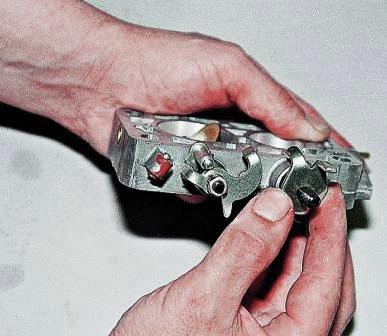 снимаем рычаг-упор дроссельной заслонки