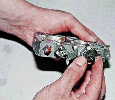 снимаем рычаг-упор дроссельной заслонки