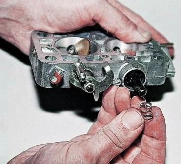 снимаем пружину