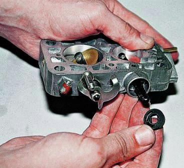 снимаем золотник системы вентиляции картера двигателя