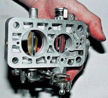 Приоткрыв заслонки, проверяем состояние переходных отверстий