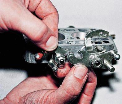 Собираем корпус дроссельных заслонок в порядке, обратном разборке, обращая особое внимание на правильное положение рычагов на оси