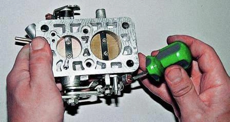 регулируем их упорным винтом, а новые винты крепления заслонок контрим, расклепывая резьбу