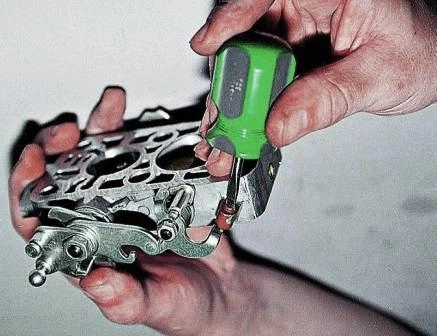 Упорные винты стопорим, разжимая их прорезь