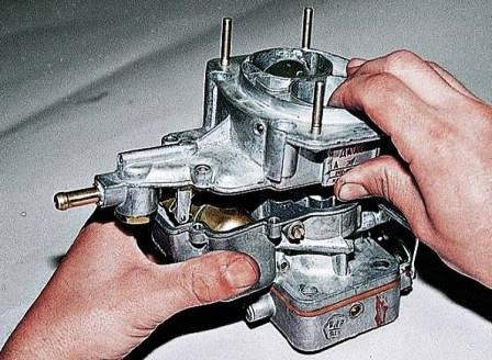 При установке крышки на корпус карбюратора убеждаемся, что поплавок не касается стенок поплавковой камеры