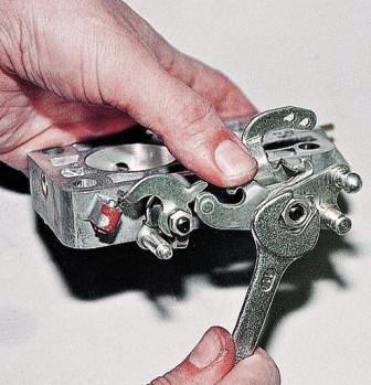 Ключом «на 11» отворачиваем гайку