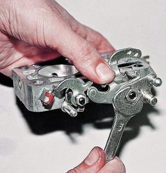 Ключом «на 11» отворачиваем гайку