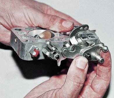 снимаем рычаг привода дроссельных заслонок