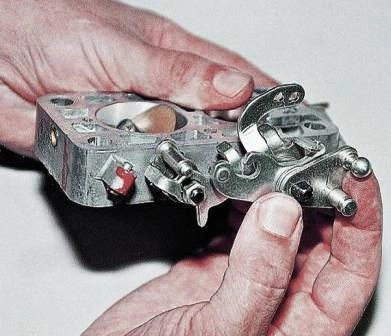 снимаем рычаг привода дроссельных заслонок