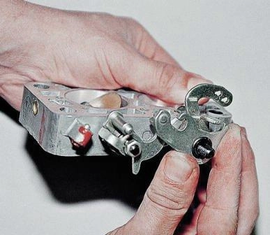 снимаем рычаг, ограничивающий открытие дроссельной заслонки второй камеры