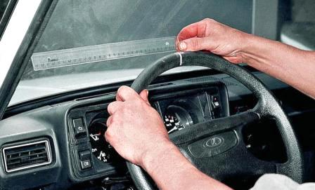 Проверяем свободный ход (люфт) рулевого колеса, поворачивая его в обе стороны до начала поворота колес автомобиля