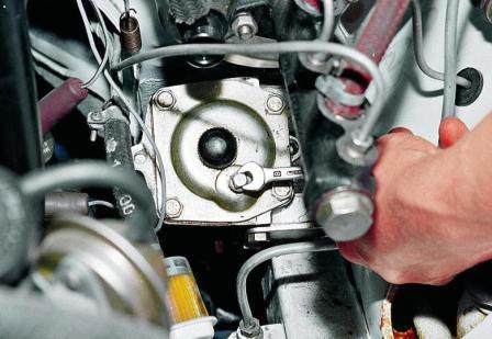 Ключом «на 8» отворачиваем пробку заливного отверстия 