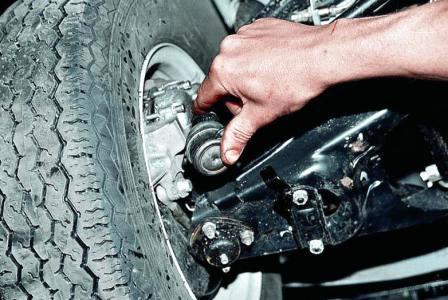 проверяем отсутствие люфтов в шаровых шарнирах тяг