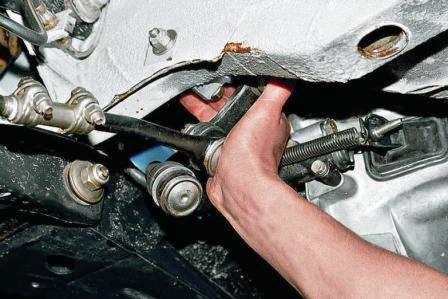 прикладывая осевое усилие к наконечникам тяг. Осевое перемещение должно быть в пределах 1–1,5 мм