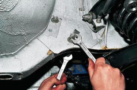 Двумя ключами «на 17» отворачиваем две гайки болтов крепления кронштейна к правому лонжерону кузова