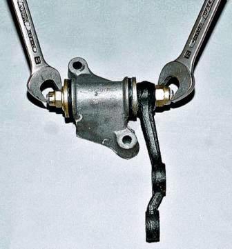 Вынимаем шплинт и двумя ключами «на 19» отворачиваем верхнюю гайку с оси маятникового рычага