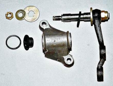 Вынимаем ось с рычагом из кронштейна