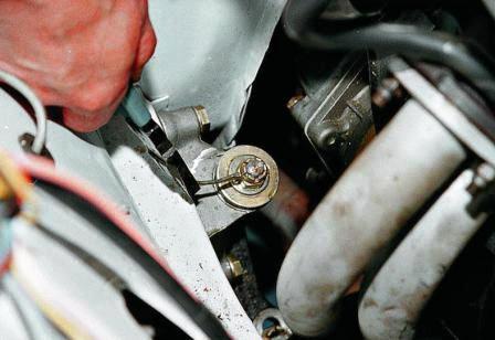 Если обнаружен осевой люфт оси маятникового рычага, то подтягиваем гайку на верхней части оси