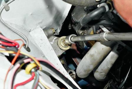 Для этого в подкапотном пространстве вынимаем шплинт из корончатой гайки, торцевым ключом «на 19» заворачиваем ее на 60° 