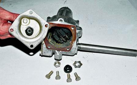 Выводим головку регулировочного винта из паза на валу сошки и снимаем крышку