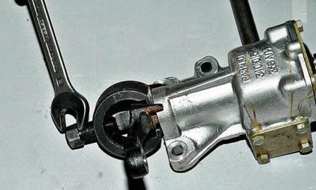 Специальным съемником спрессовываем сошку с вала