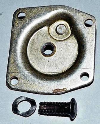 осевой зазор между головкой винта и пазом вала устанавливается подбором толщины регулировочной пластины