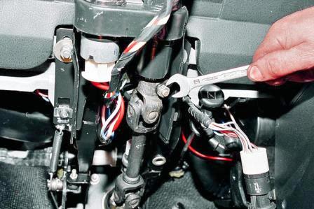 Ключом «на 13» отворачиваем гайки со стяжных болтов вилок карданных шарниров промежуточного вала и вынимаем болты