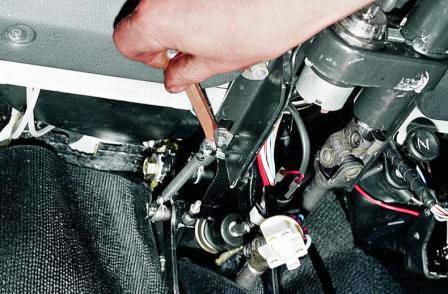 Если у болтов срезаны головки под ключ, то зубилом ослабляем затяжку оставшихся круглых головок 