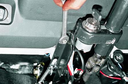 Ключом «на 13» отворачиваем две гайки крепления кронштейна руля