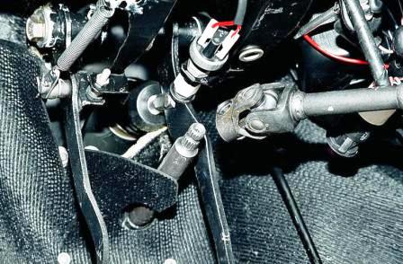 Снимаем промежуточный вал со шлицев вала червяка редуктора.