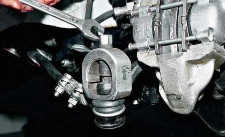 выпрессовываем палец наконечника тяги из рычага поворотного кулака