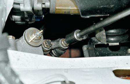 удобнее отворачивать с помощью торцевого ключа из подкапотного пространства