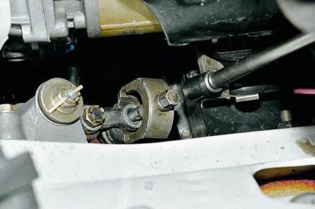 Пальцы шаровых шарниров выпрессовываем съемником 