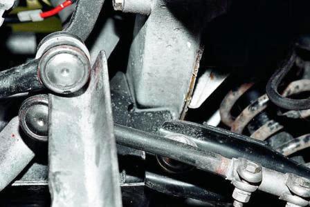 подставив упор под рычаг (можно воспользоваться отрезком уголка),...