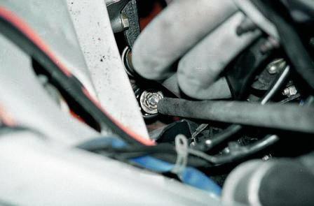 выбиваем молотком через подходящий стержень