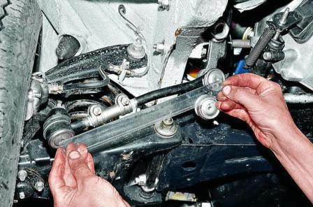 Перед заменой наконечника или всей боковой тяги в сборе измеряем длину старой тяги 