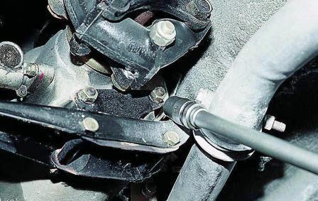 Головкой «на 13» отворачиваем две гайки крепления опоры коробки передач