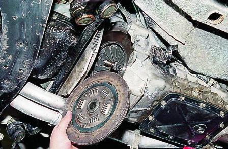 Удерживая маховик монтажной лопаткой, ключом «на 13» отворачиваем шесть болтов крепления кожуха сцепления
