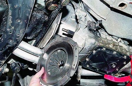 снимаем корзину сцепления