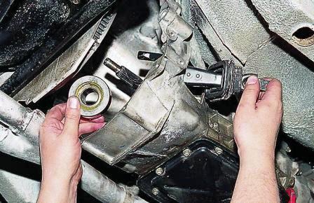 вынимаем вилку выключения сцепления, снимаем с ведущего вала коробки передач подшипник выключения сцепления