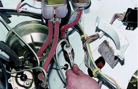 Ключом «на 13» отворачиваем штуцер трубопровода