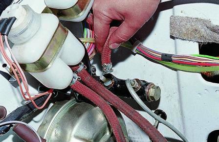 Ослабив ленточный хомут, снимаем со штуцера цилиндра шланг