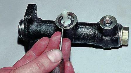 Поддев шилом, извлекаем стопорную шайбу