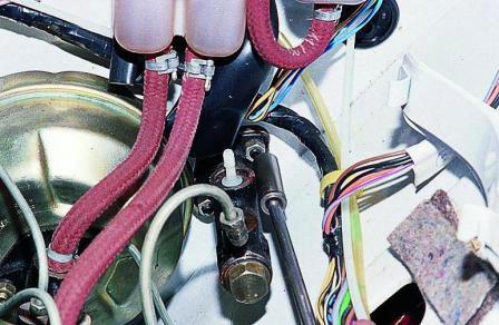 Головкой «на 13» отворачиваем две гайки крепления цилиндра