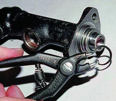 Съемником или поддев тонкой отверткой, снимаем стопорное кольцо