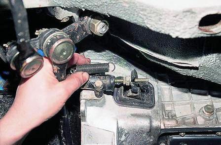 Отсоединяем оттяжную пружину