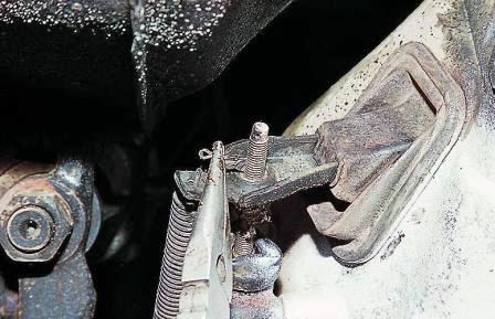 Пассатижами снимаем шплинт с конца толкателя