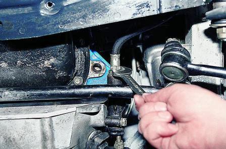 Ключом «на 17» ослабляем крепление наконечника шланга в пробке цилиндра