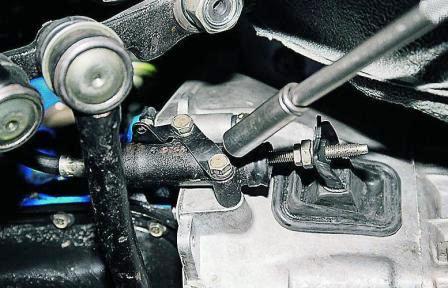 Головкой «на 13» отворачиваем два болта крепления цилиндра к картеру сцепления