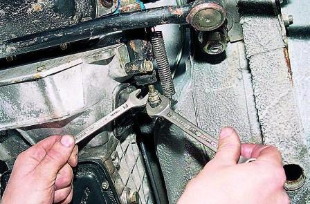 ключами «на 13» и «на 17» ослабляем контргайку